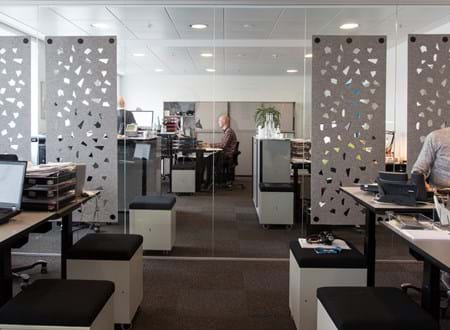 Rumafskærmning i grå filt hos Ticketmaster (2)